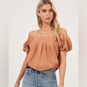 ASTR POPLIN OFF THE SHOULDER SHORT SLEEVE TOP